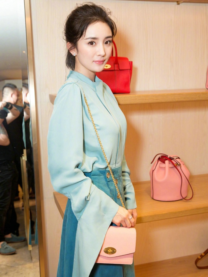 杨幂出席上海电影节清新优雅浪漫精致写真照