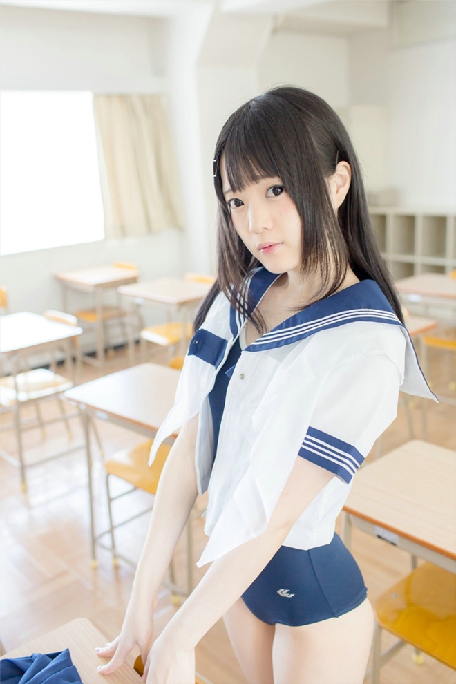 花海中清纯漂亮学生妹户外恬静优雅可爱迷人写真