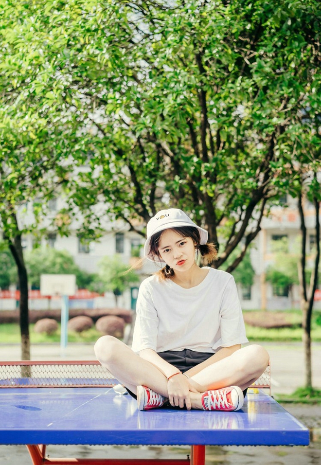 清纯可爱的美女校园私拍写真文艺范十足