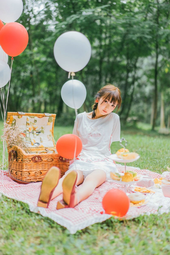 甜美粉嫩美女可爱烟熏妆户外俏皮私拍套图