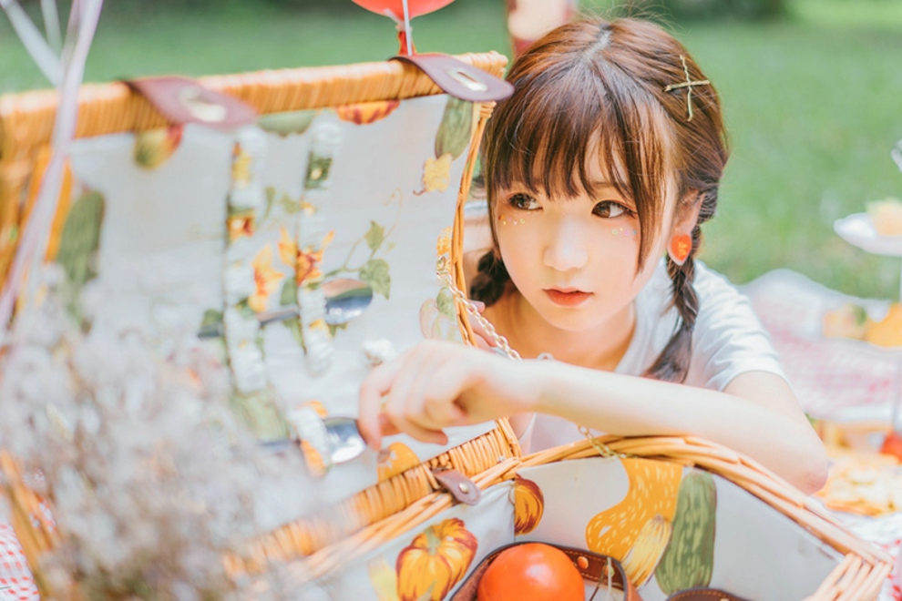 甜美粉嫩美女可爱烟熏妆户外俏皮私拍套图