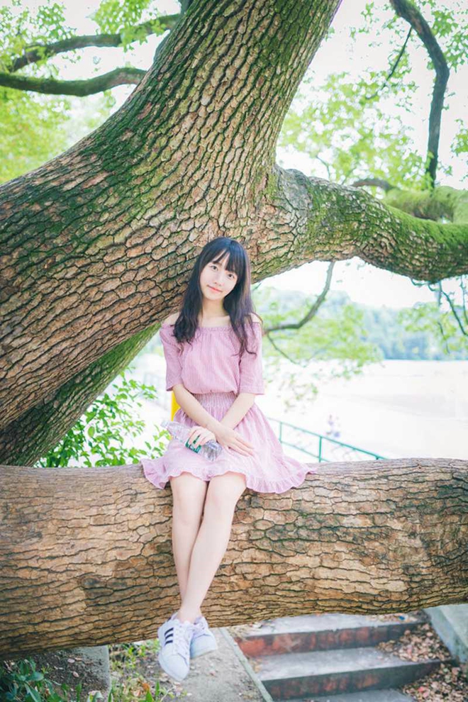 清纯可爱的美女校园私拍写真文艺范十足