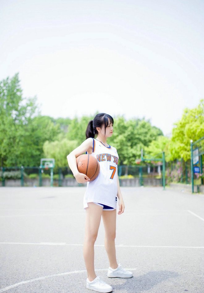 运动系萌妹操场运球清新俏皮美腿写真诱惑