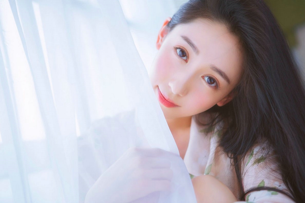 红唇美女白纱高冷家居私房诱惑写真照