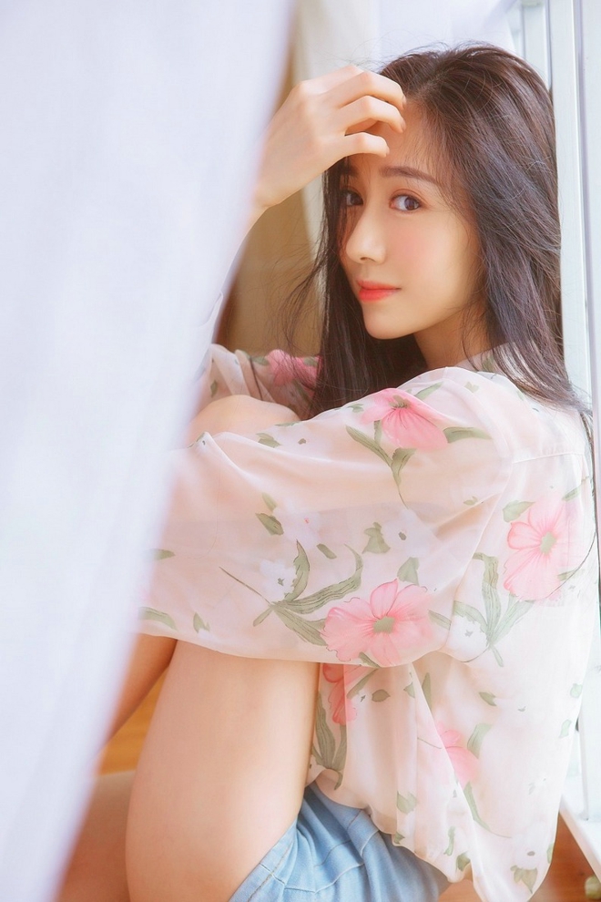 红唇美女白纱高冷家居私房诱惑写真照