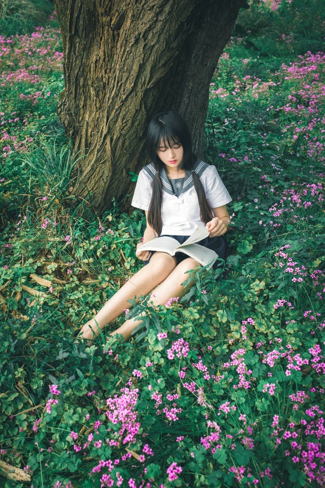 花海中清纯漂亮学生妹户外恬静优雅可爱迷人写真