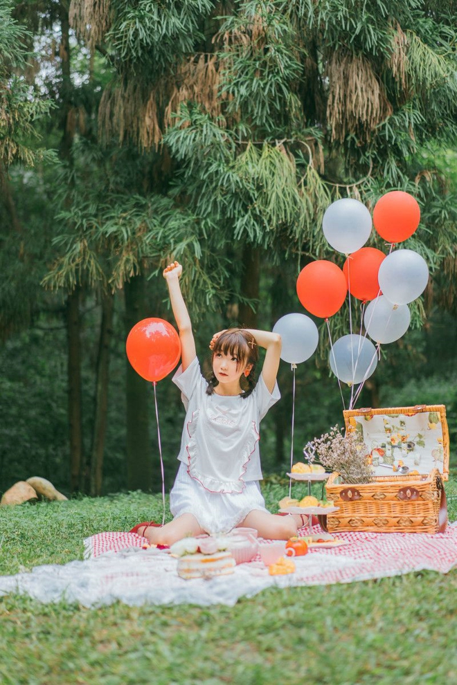 甜美粉嫩美女可爱烟熏妆户外俏皮私拍套图