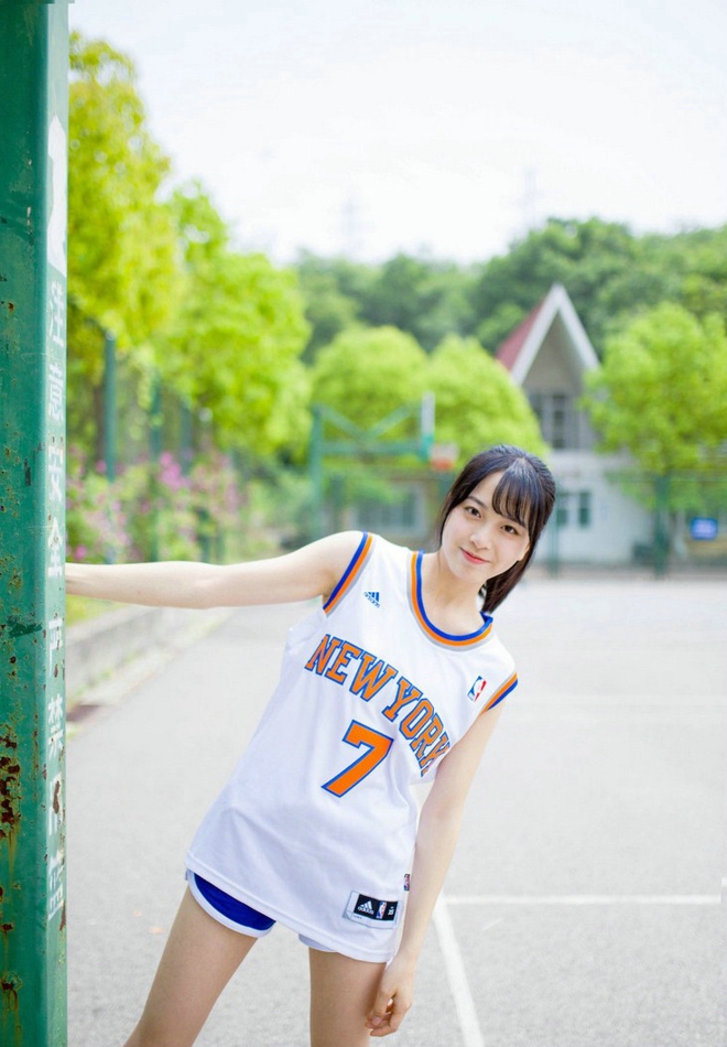 运动系萌妹操场运球清新俏皮美腿写真诱惑