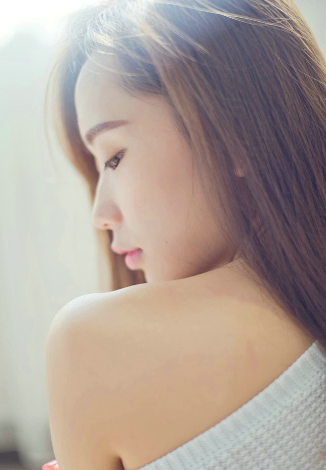 白衣少女周末家中放纵大长腿福利写真图