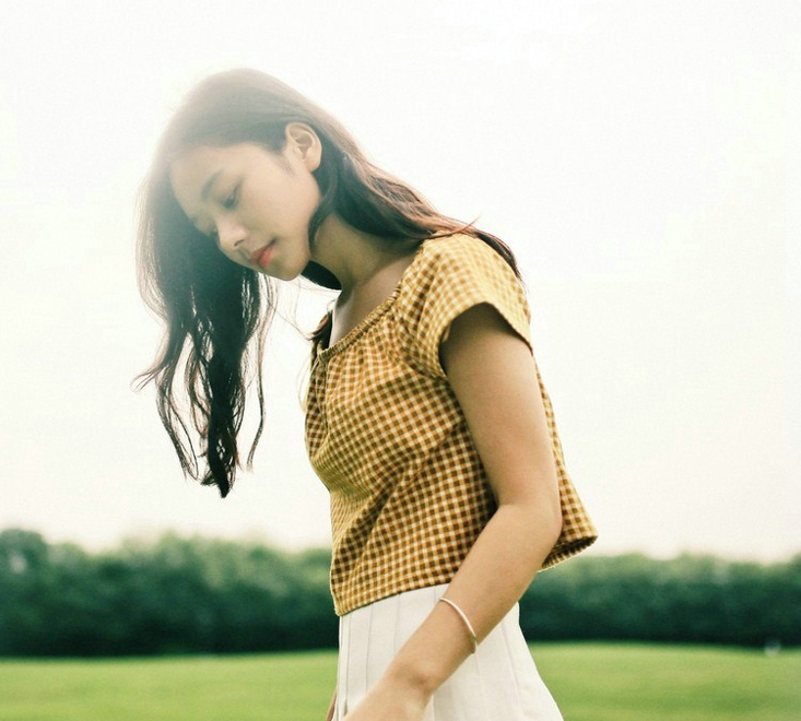 黄衣美少女长发唯美高清照片