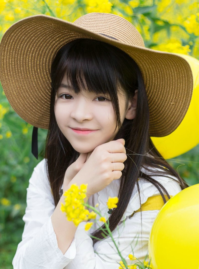 草帽黄裙美女田园风唯美清纯私拍