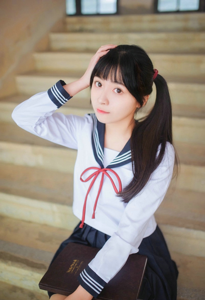 运动系萌妹操场运球清新俏皮美腿写真诱惑