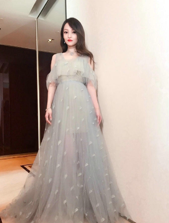 2017时尚芭莎慈善之夜张韶涵红毯长裙写真图