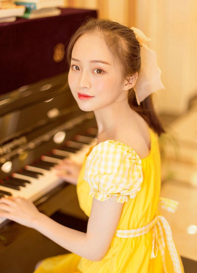 长发黄裙素颜美少女阳光甜美生活写真