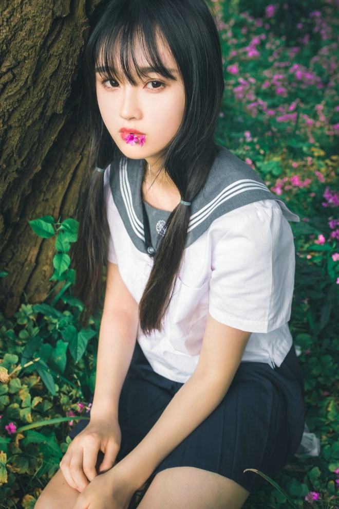 花海中清纯漂亮学生妹户外恬静优雅可爱迷人写真