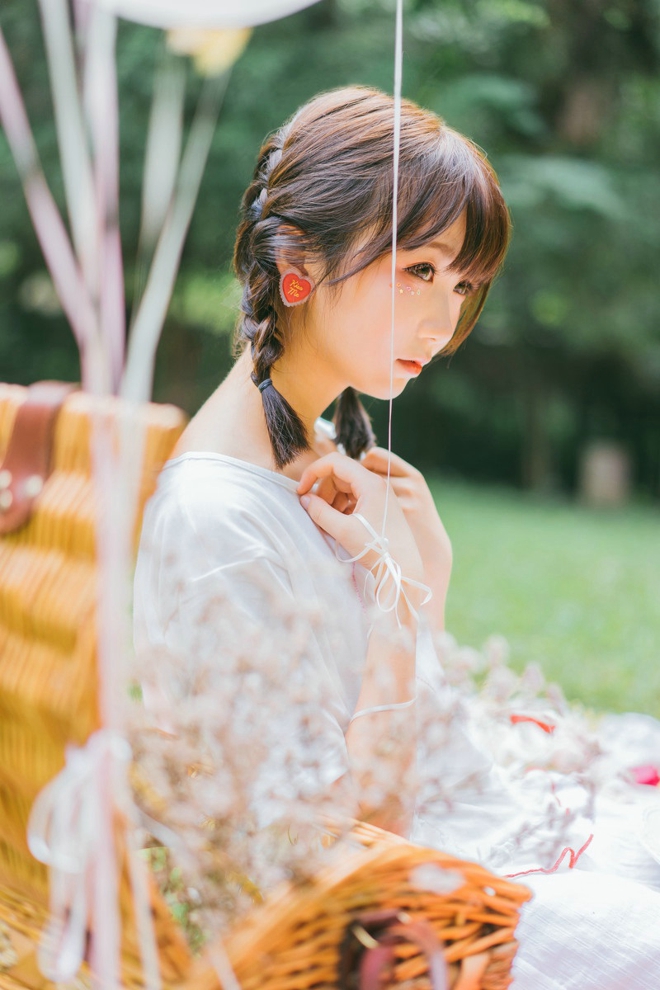 甜美粉嫩美女可爱烟熏妆户外俏皮私拍套图