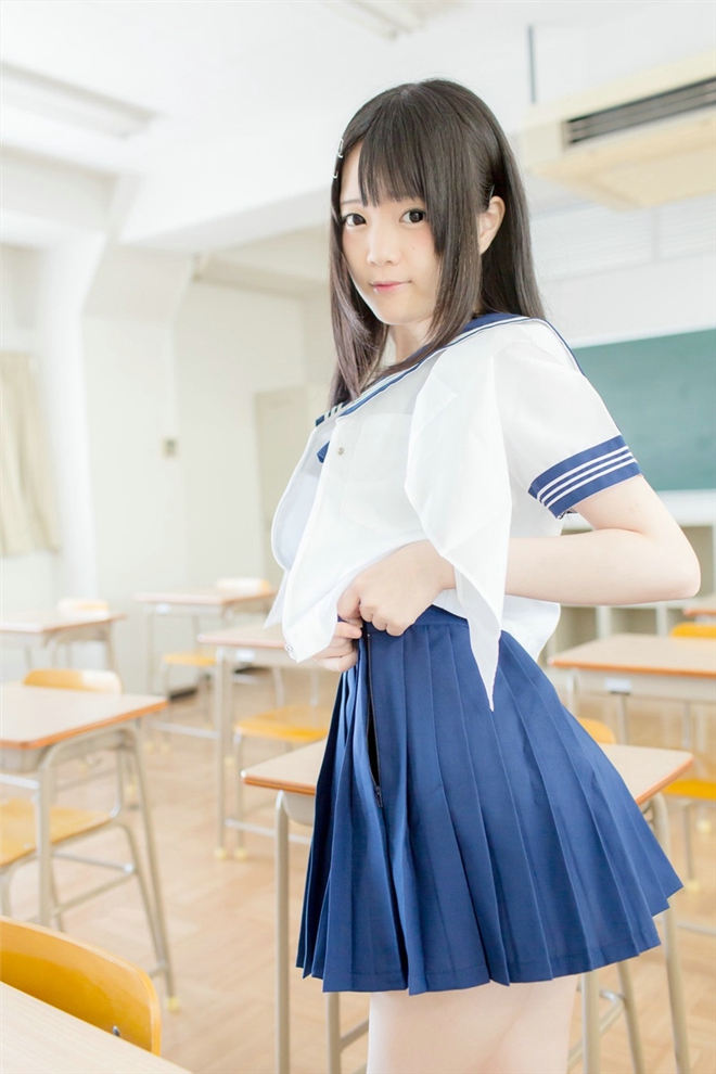 花海中清纯漂亮学生妹户外恬静优雅可爱迷人写真