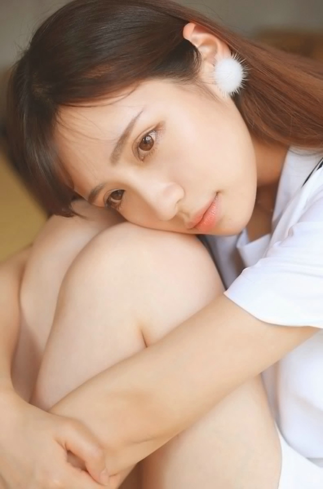 清纯校园学生装刘海美女午后操场福利写真