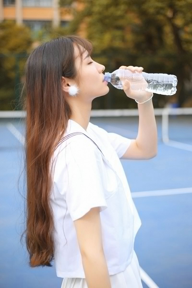 清纯校园学生装刘海美女午后操场福利写真