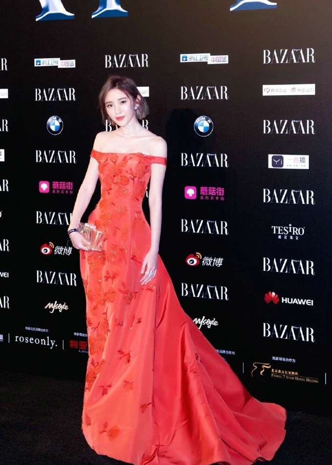 唐艺昕红色礼服活力四射