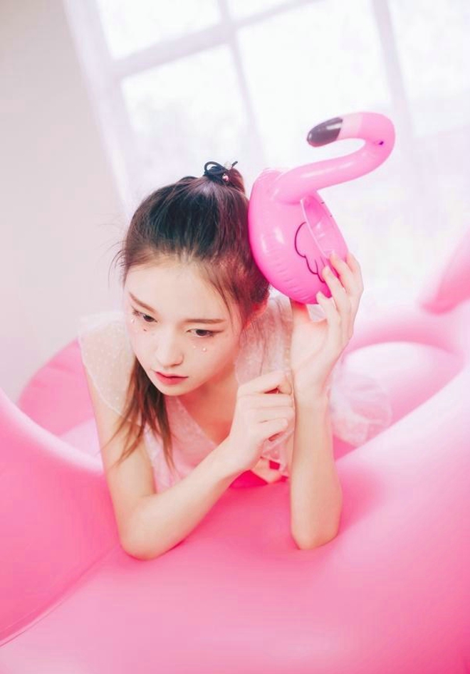 粉色清纯妹子私房可爱阳光睡衣写真