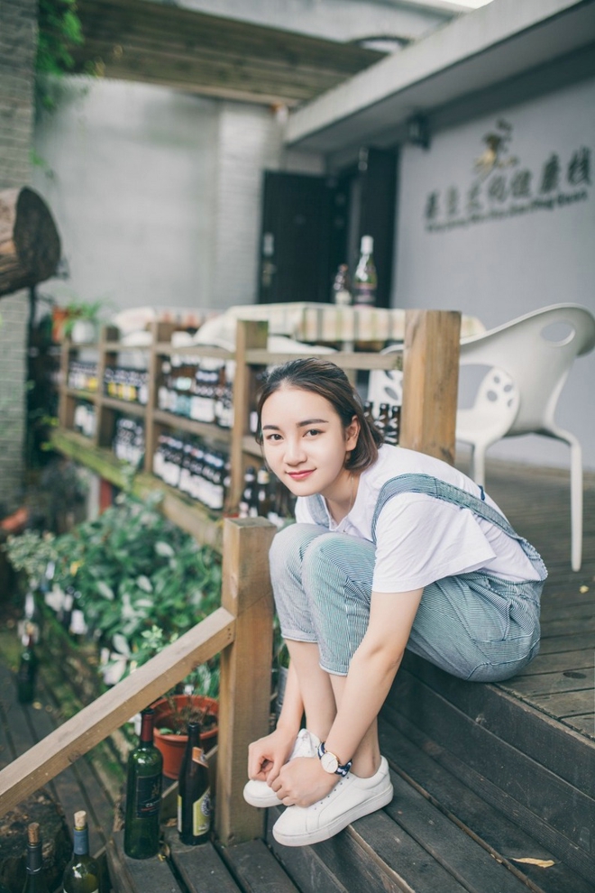 背带裤短发青春美女时尚街拍唯美俏皮写真