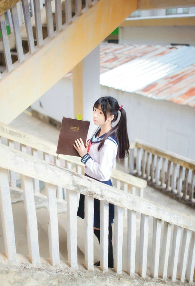 运动系萌妹操场运球清新俏皮美腿写真诱惑