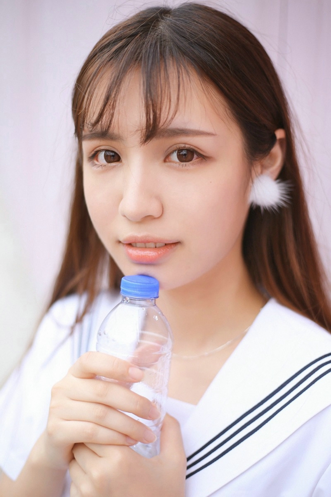 清纯校园学生装刘海美女午后操场福利写真