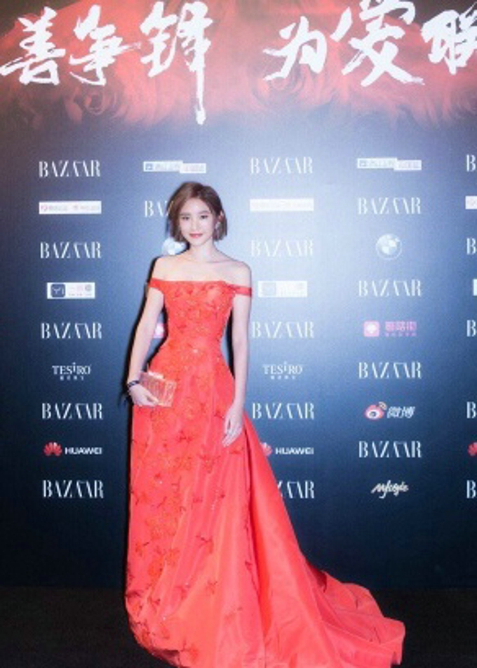 唐艺昕红色礼服活力四射