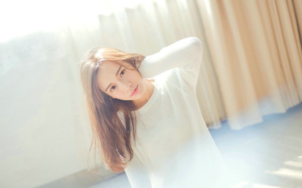 白衣少女周末家中放纵大长腿福利写真图