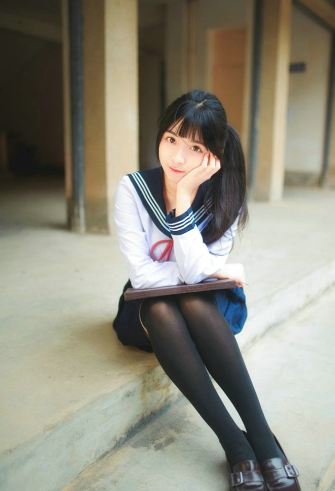 运动系萌妹操场运球清新俏皮美腿写真诱惑