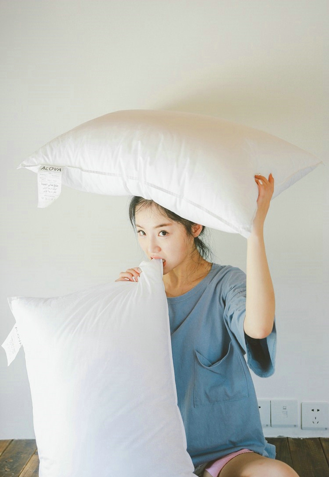 白衣少女周末家中放纵大长腿福利写真图