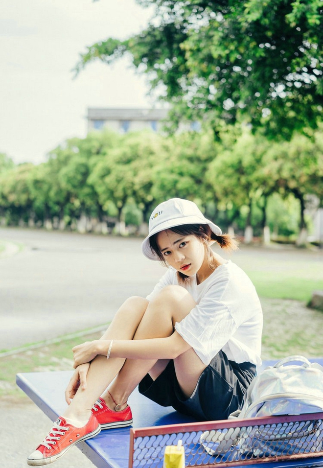 清纯可爱的美女校园私拍写真文艺范十足