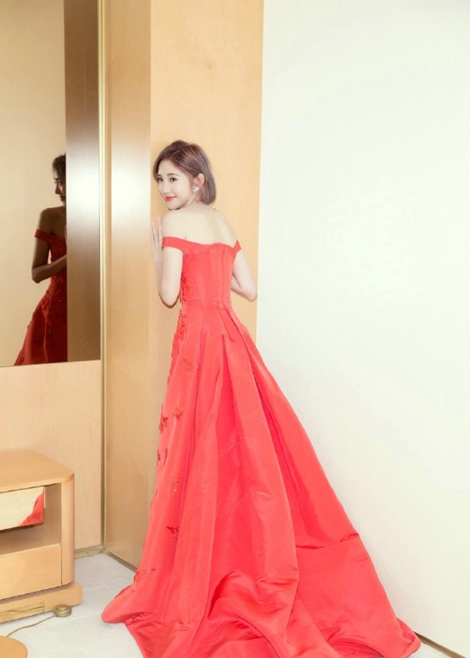 唐艺昕红色礼服活力四射