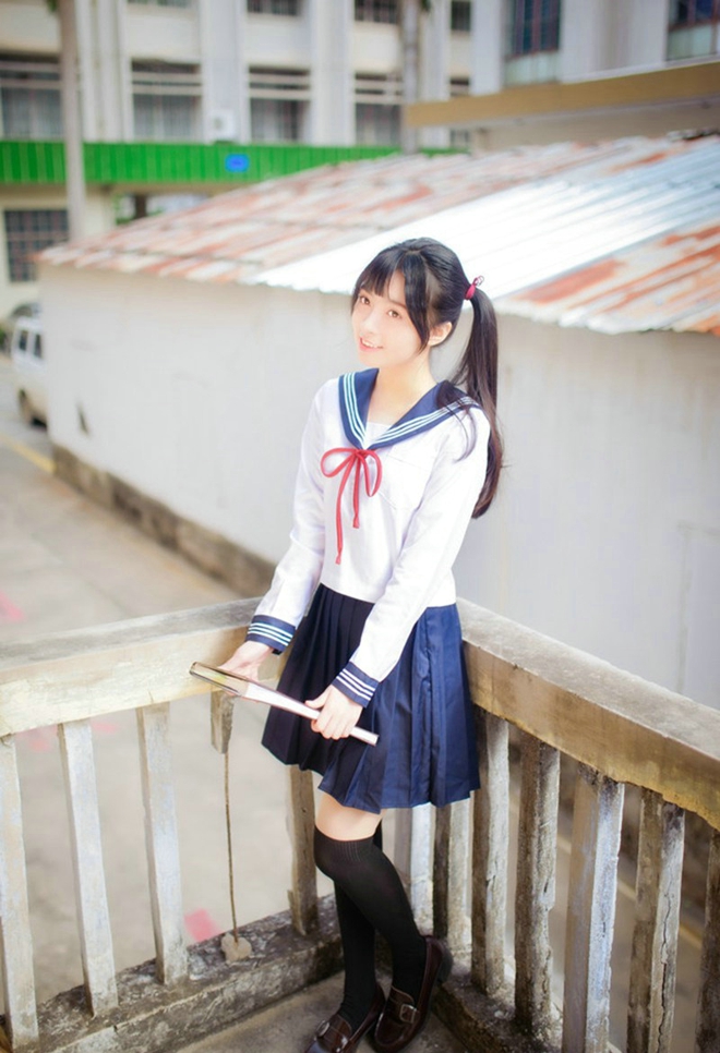 运动系萌妹操场运球清新俏皮美腿写真诱惑