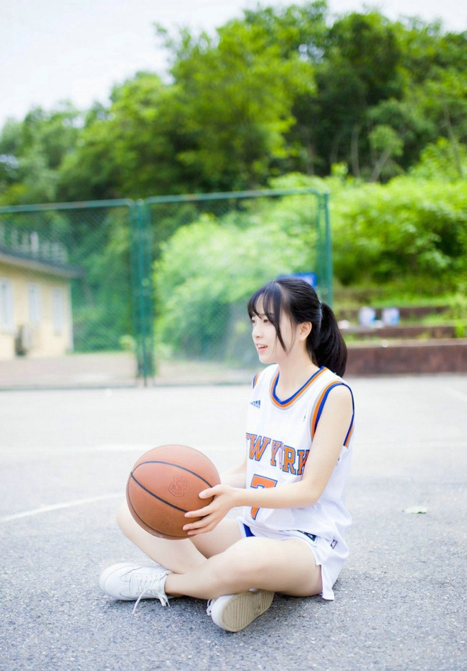运动系萌妹操场运球清新俏皮美腿写真诱惑