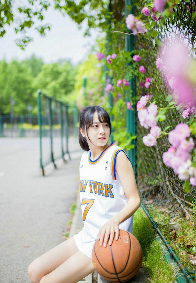 运动系萌妹操场运球清新俏皮美腿写真诱惑