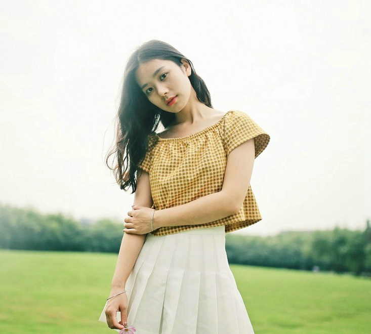 黄衣美少女长发唯美高清照片