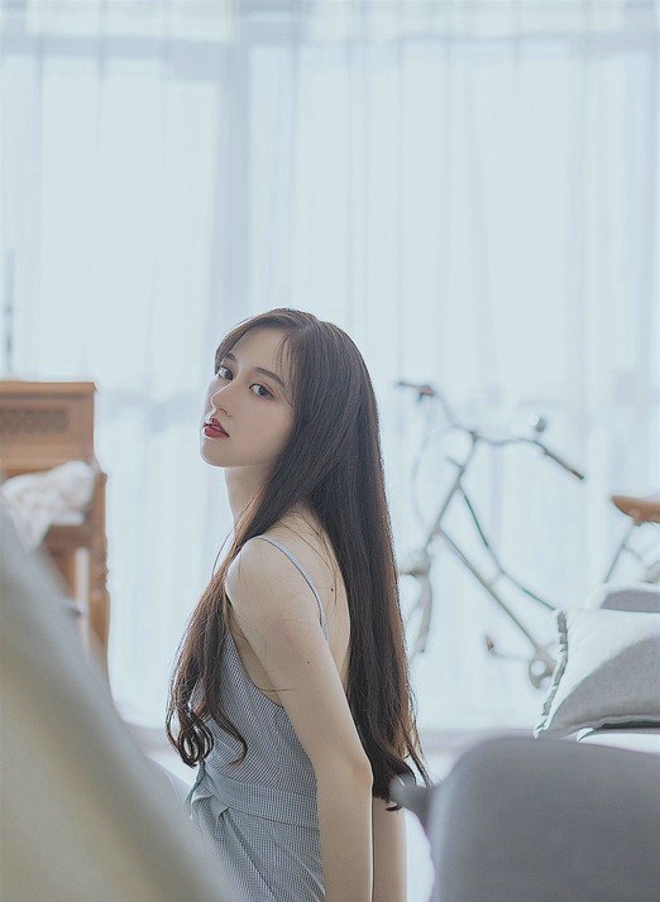 红唇美女白纱高冷家居私房诱惑写真照