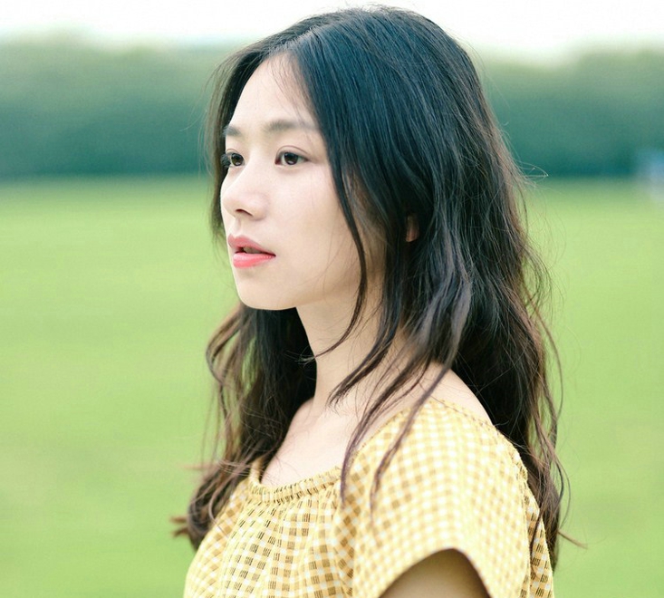 黄衣美少女长发唯美高清照片