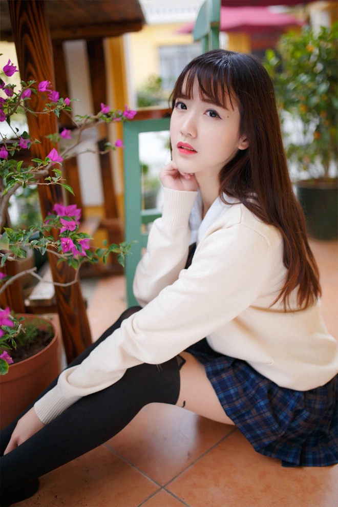 清纯校园学生装刘海美女午后操场福利写真