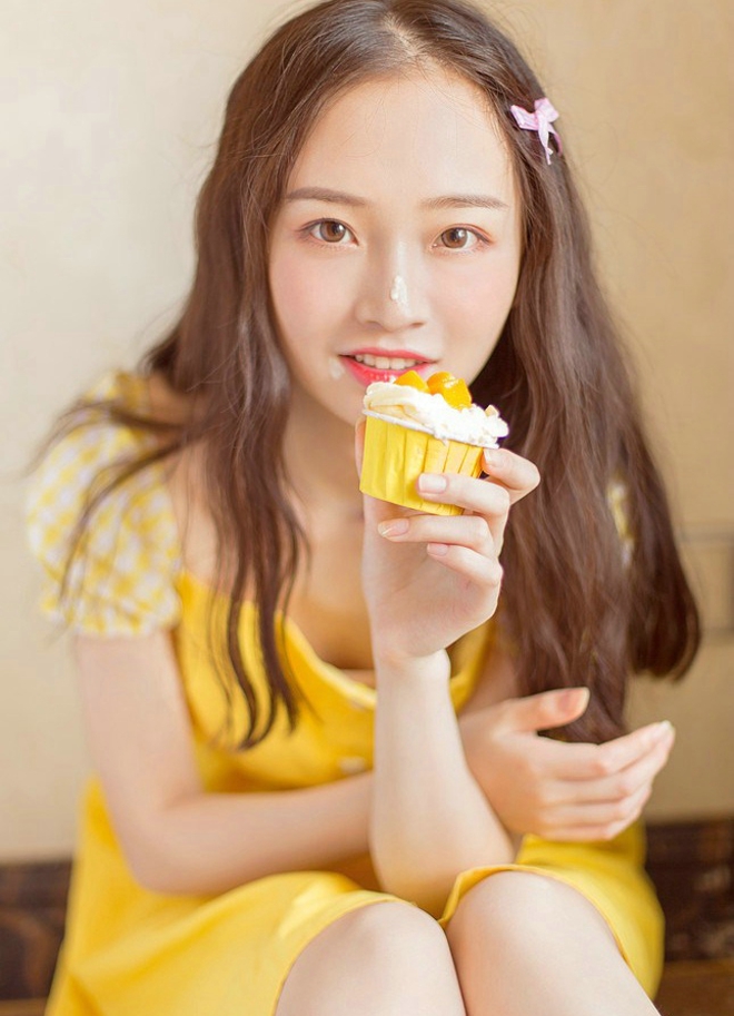 长发黄裙素颜美少女阳光甜美生活写真