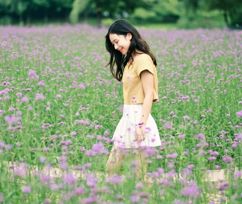 黄衣美少女长发唯美高清照片