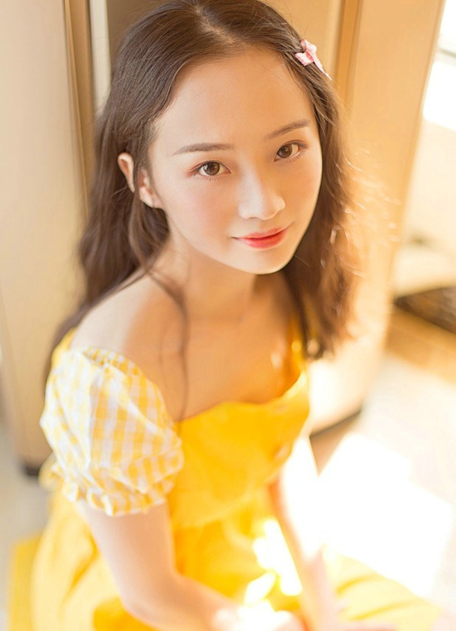 长发黄裙素颜美少女阳光甜美生活写真