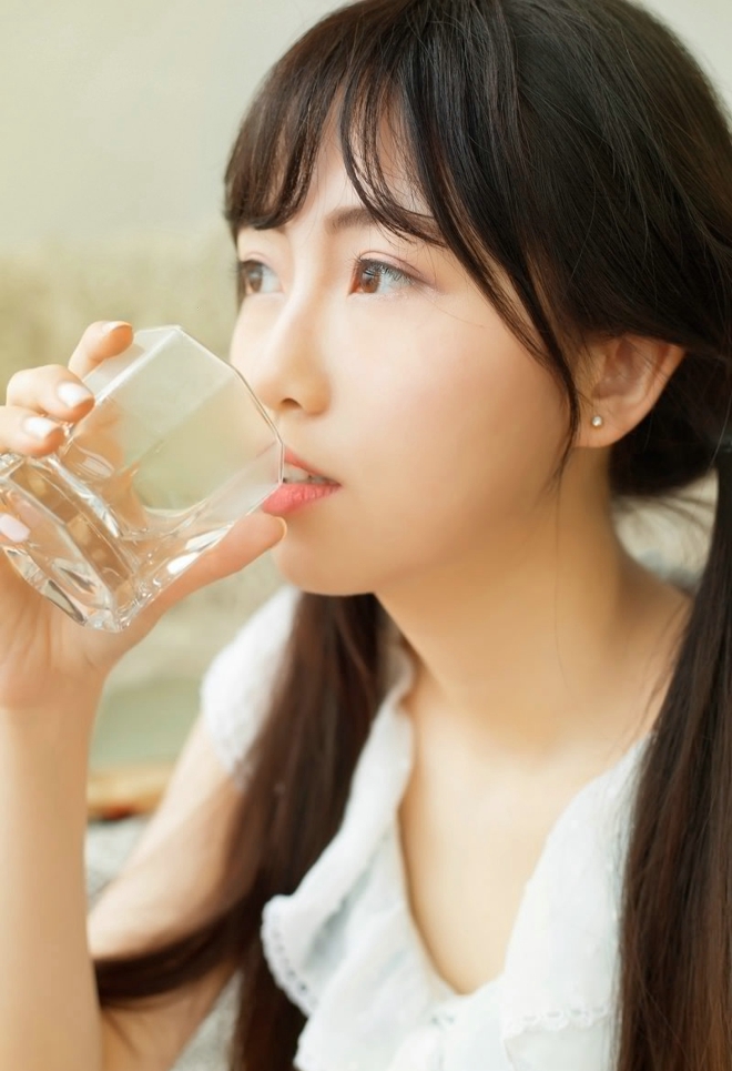 格子衫美少女闺房私照写真