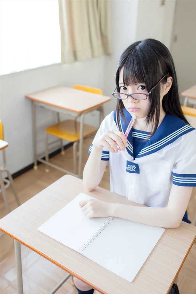 花海中清纯漂亮学生妹户外恬静优雅可爱迷人写真