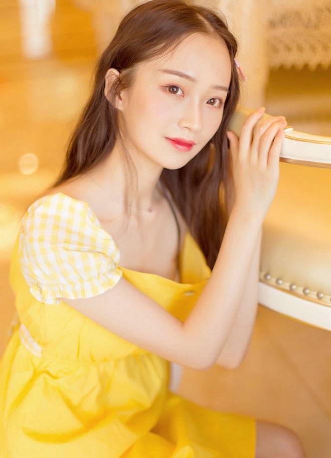 长发黄裙素颜美少女阳光甜美生活写真