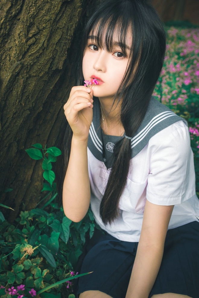 花海中清纯漂亮学生妹户外恬静优雅可爱迷人写真