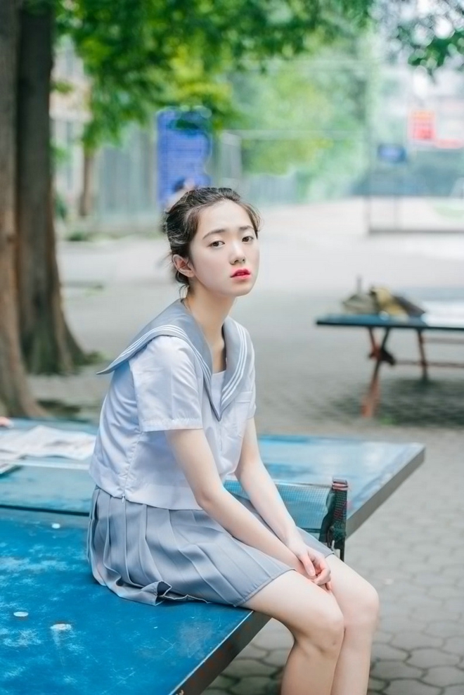 性感美女校花长发背心甜美写真