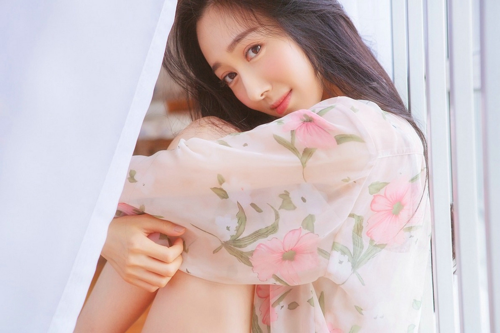 红唇美女白纱高冷家居私房诱惑写真照